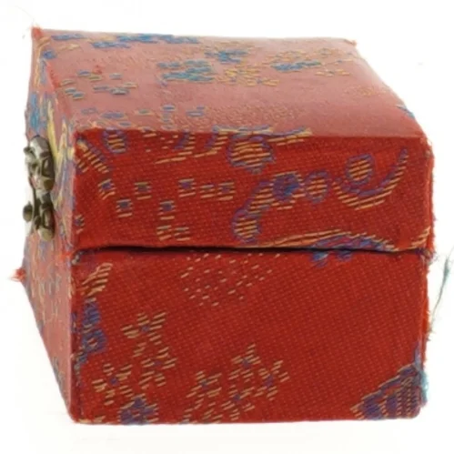 Cloisonné kugler med broderet æske (str. 10,5 cm)