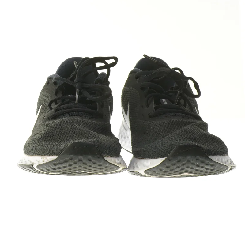 Nike Revolution 5 Black/White (str. 45 )