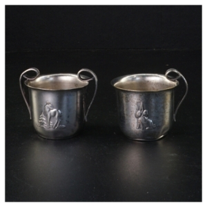 Sølvfarvede børnekopper med figurmotiver (str. 6 x 7 cm)