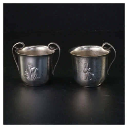 Sølvfarvede børnekopper med figurmotiver (str. 6 x 7 cm)