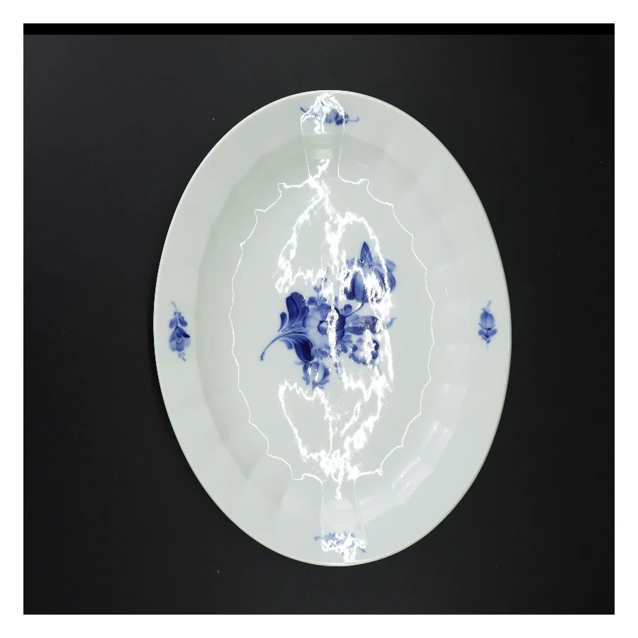 Royal Copenhagen, Blå blomst serveringsfad fra Royal Copenhagen (str. 33 x 25 cm)