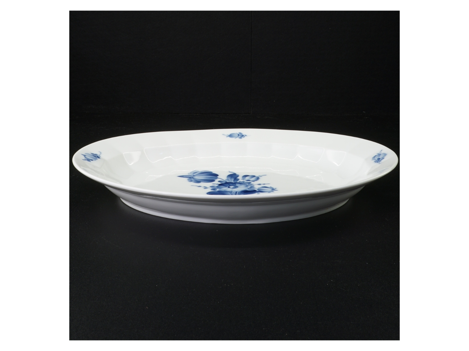 Royal Copenhagen, Blå blomst serveringsfad fra Royal Copenhagen (str. 33 x 25 cm)