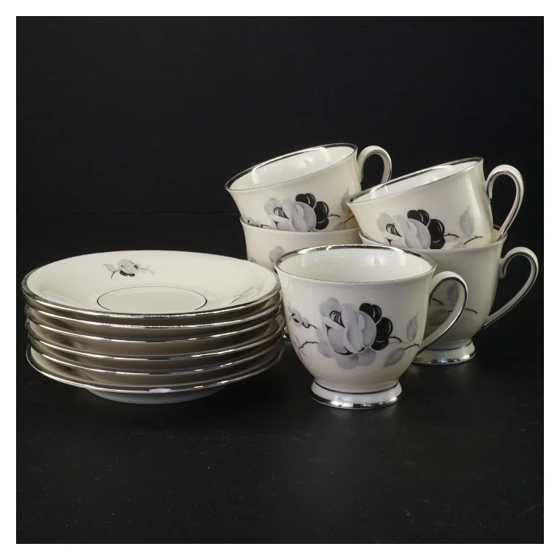 Porcelænskopper og underkopper fra Københavns Porcellains Maleri (str. Diameter 13 cm kop 8 x 7 cm)