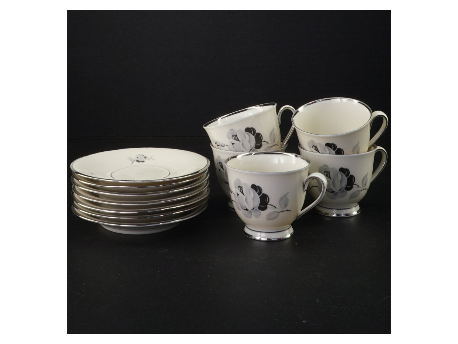 Kaffekopper med blomstermotiv fra Københavns Porcellains Maleri (str. Diameter 13 cm kop 8 x 7 cm)