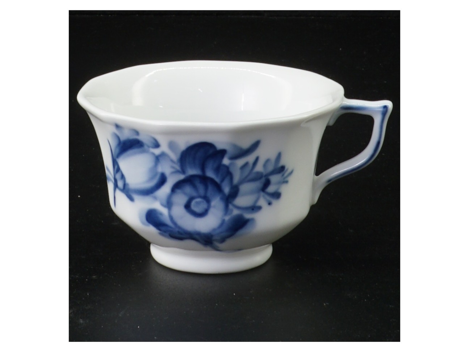 Blomstermotiv porcelænskopper fra Royal Copenhagen (str. 6 x 10 cm)