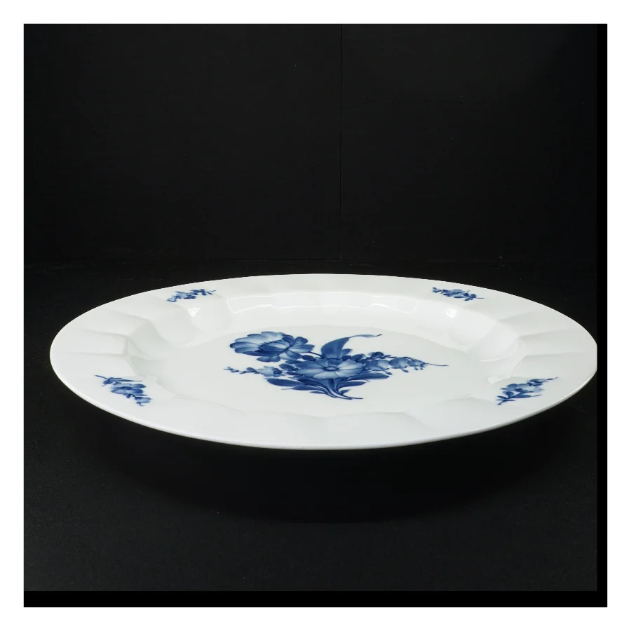 Porcelænstallerken, Blå blomst fra Royal Copenhagen (str. 38 x 3 cm)