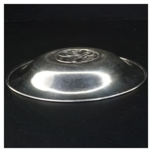 Metal bakke med dekorativt motiv (str. I diameter 21 cm)