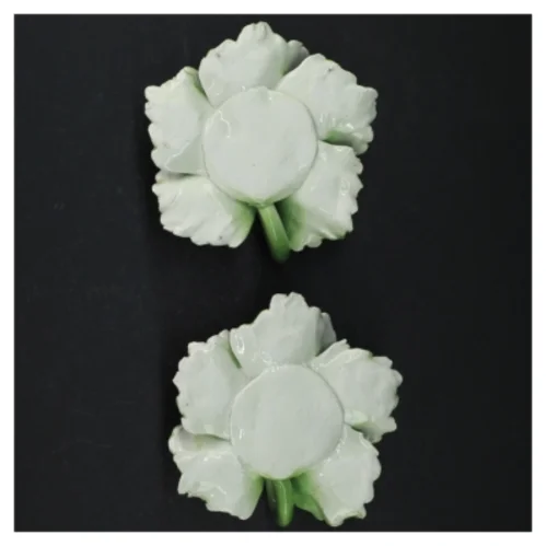 Keramik lysestager med bladdesign (str. Ø. 11,5 cm. h. 6 cm)