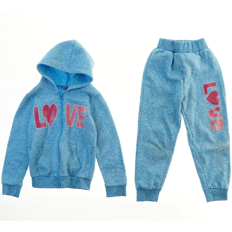 Joggingtøj med kærlighedsdesign (str. 110)