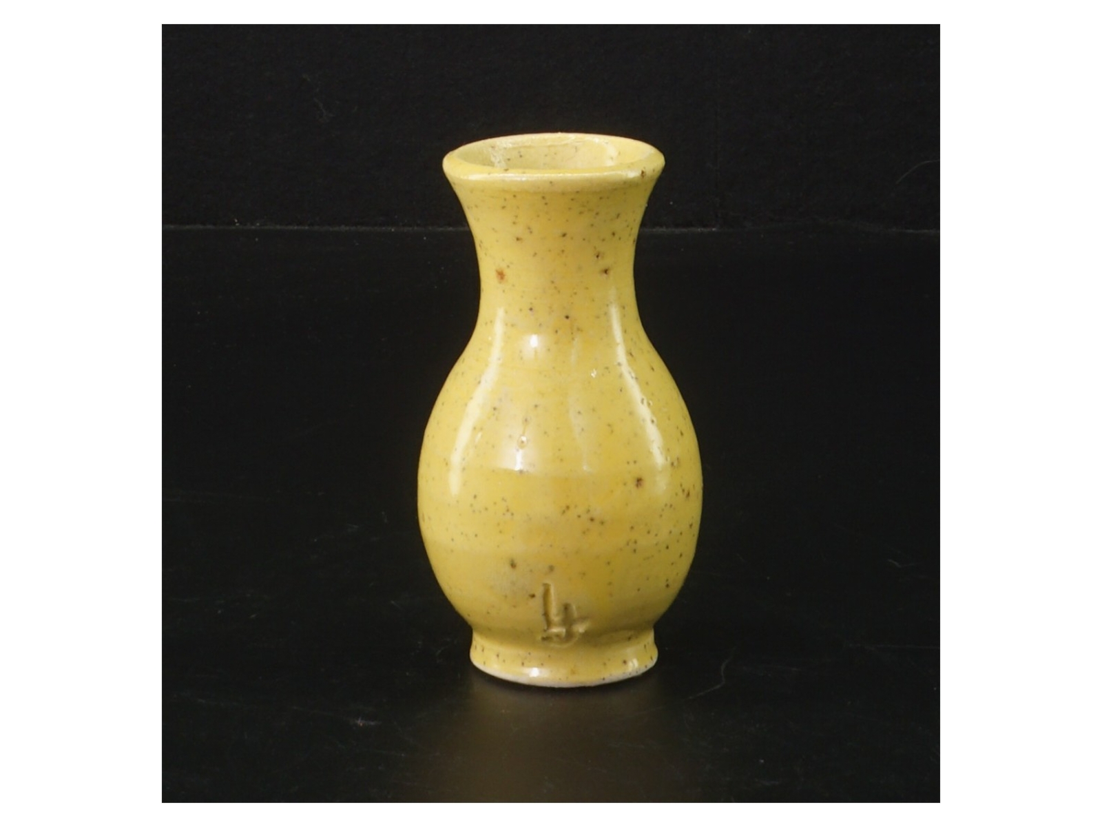 Gul vase (str. H. 9 cm. ø. 5,5 cm)