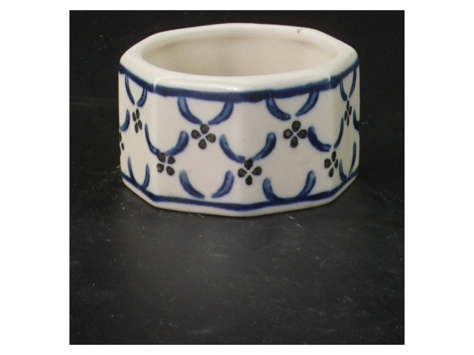 Porcelænsbeholder med låg (str. Ø 7 cm)