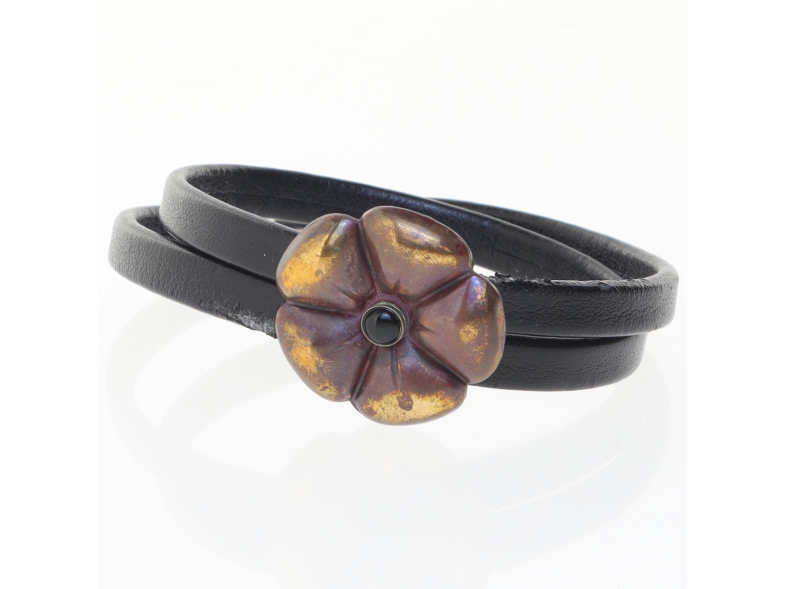 Læderarmbånd med blomst (str. 7 cm)