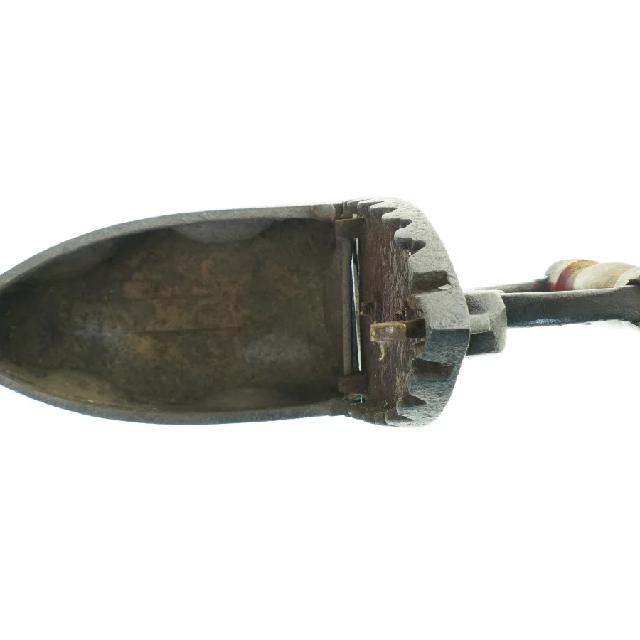Antikt strygejern (str. 20x10x21 cm)