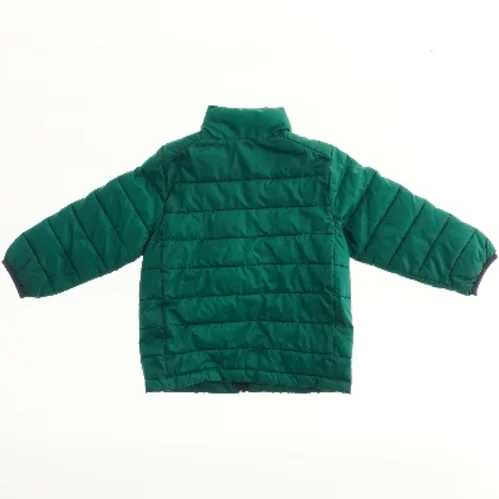 Varm vatteret jakke fra Amazon Essentials (str. 92)