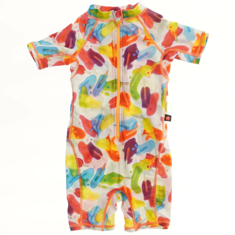 Molo badetøj/UV-dragt med farverigt mønster fra Molo (str. 92)