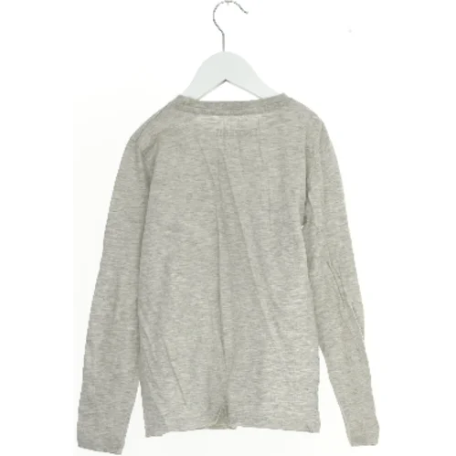 Langærmet grå bluse med motiv fra Disney (str. 134)