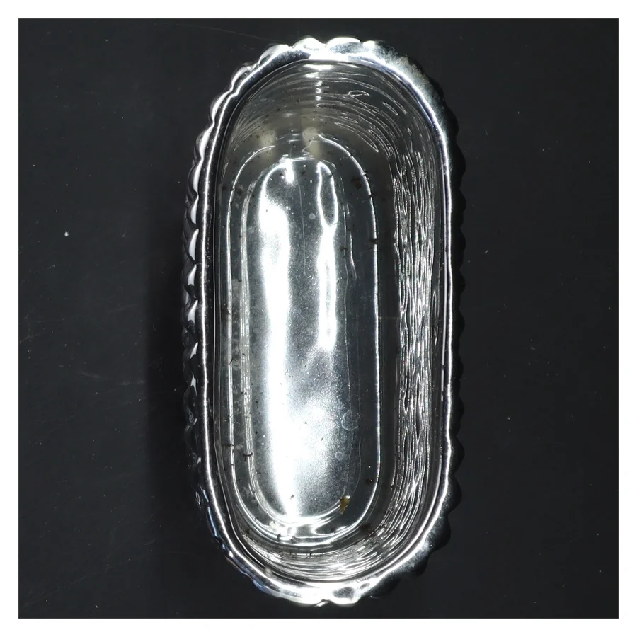 Sølvfarvet rektangulær vase (str. 14x7 cm)