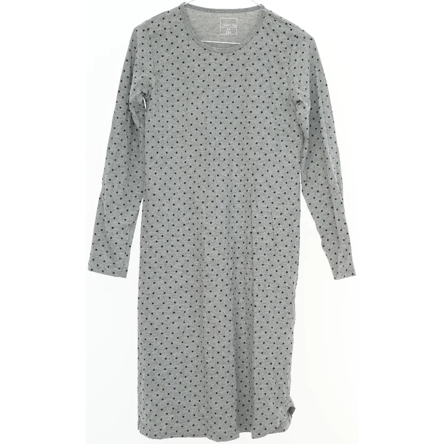 Grå natkjole med mønster fra Name It (str. 134)