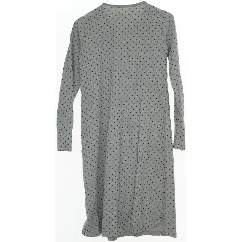 Grå natkjole med mønster fra Name It (str. 134)