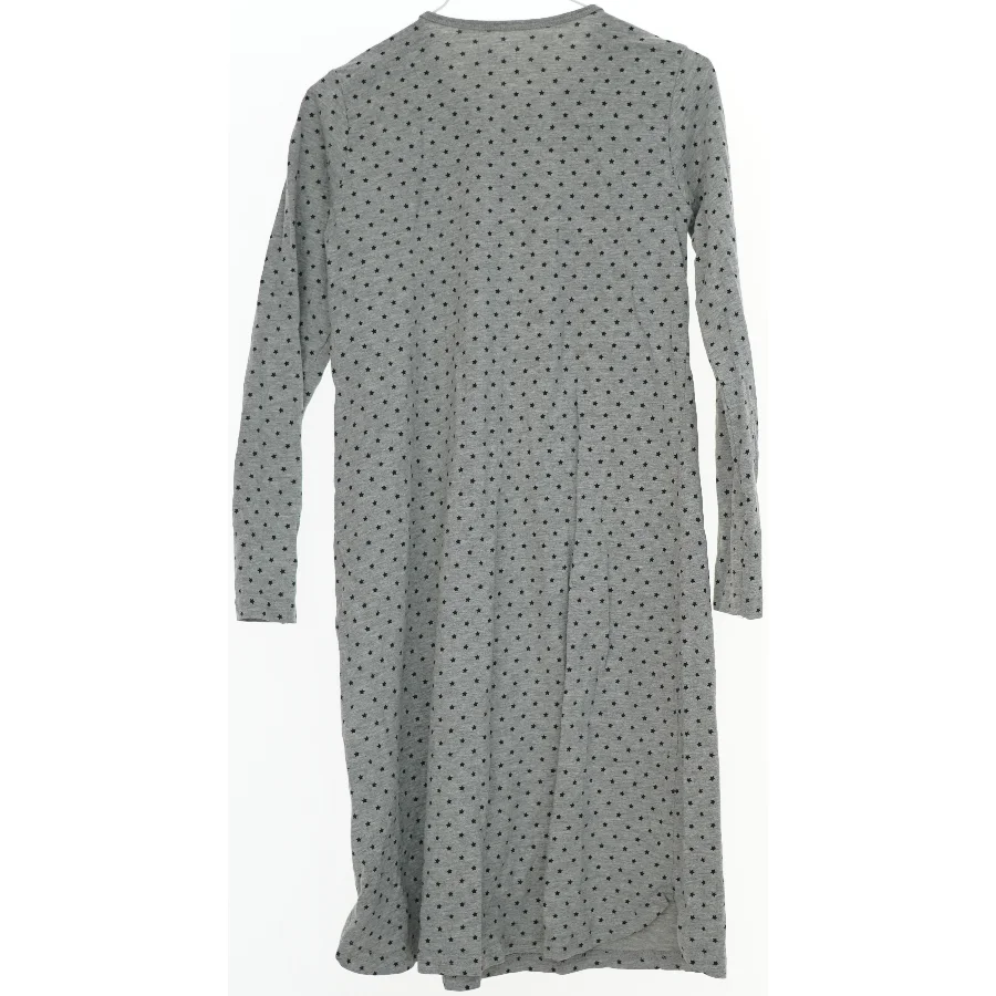 Grå natkjole med mønster fra Name It (str. 134)