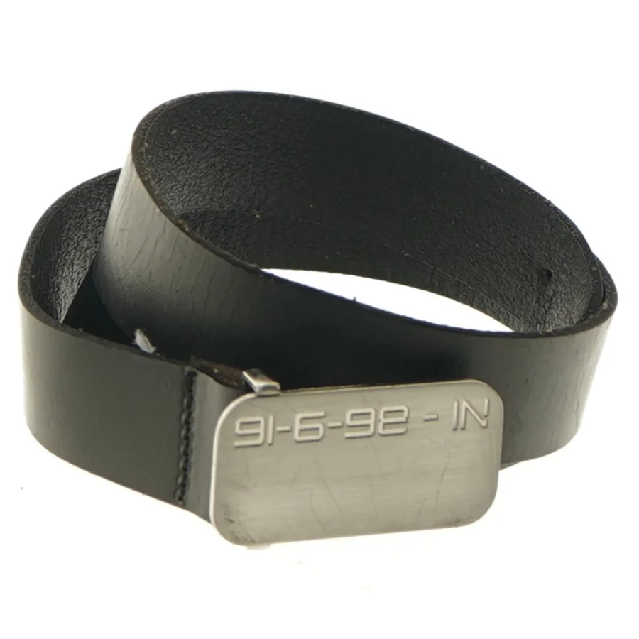 Læderbælte med metalspænde (str. 84,5 cm)