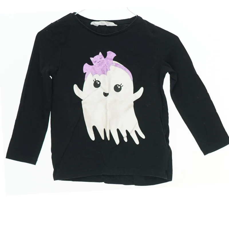 Halloween. Langærmet bluse med spøgelsesmønster fra H&M (str. 98)