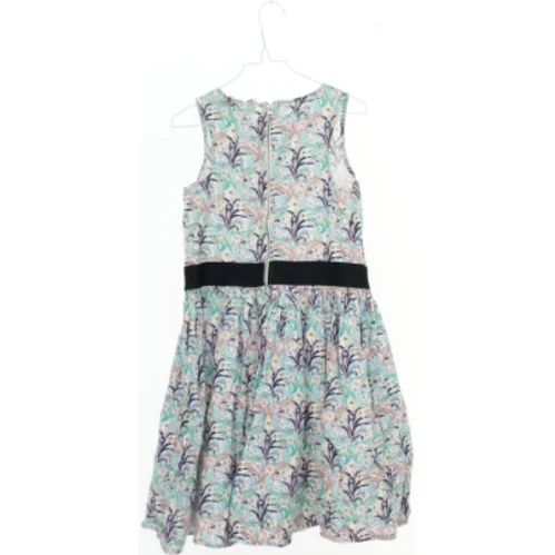 Kjole med mønster og sort bånd fra Molo (str. 134)