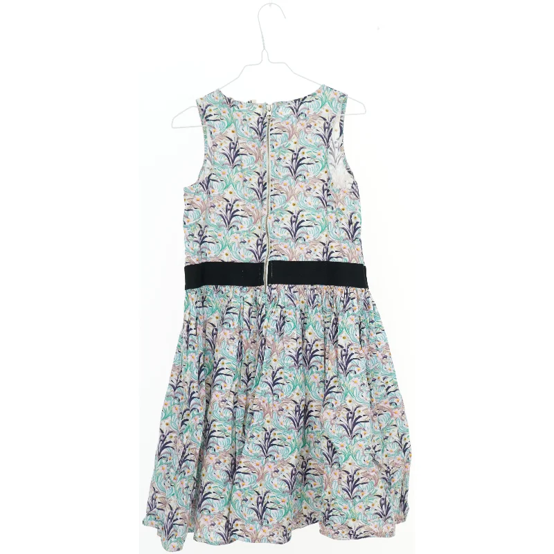 Kjole med mønster og sort bånd fra Molo (str. 134)