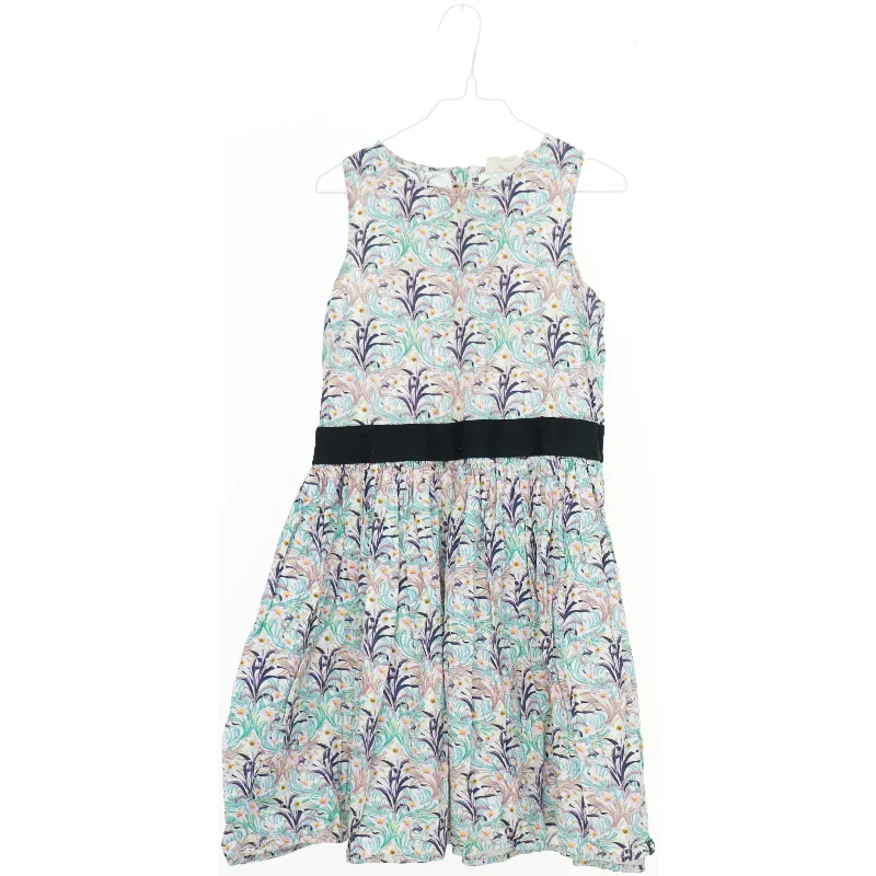 Kjole med mønster og sort bånd fra Molo (str. 134)