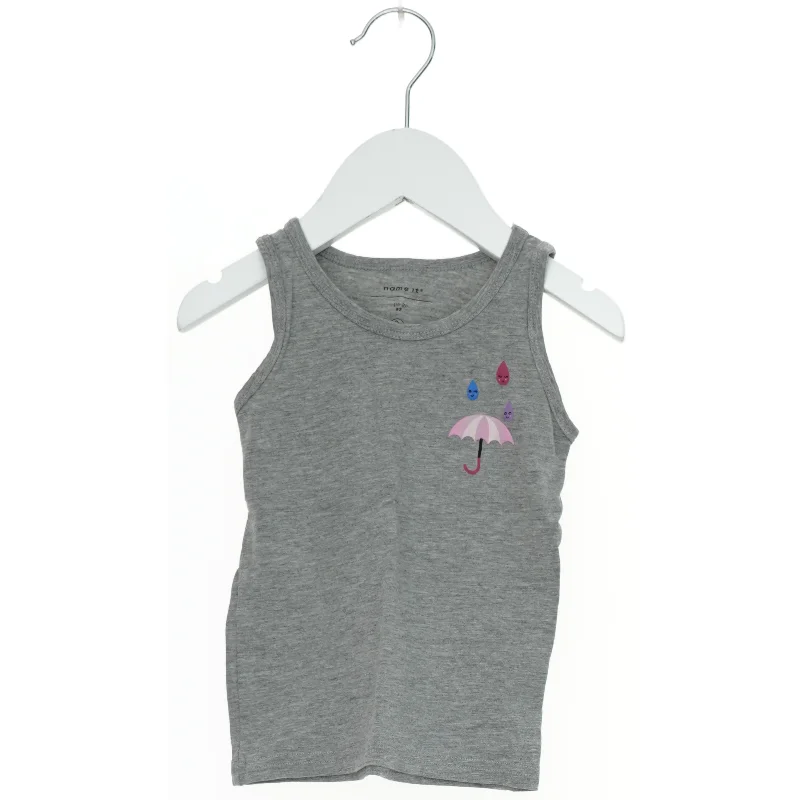 Grå ærmeløs top med paraplymotiv fra Name It (str. 92)