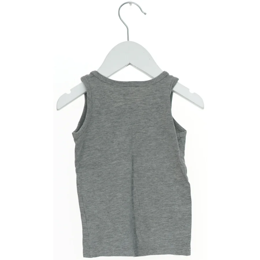 Grå ærmeløs top med paraplymotiv fra Name It (str. 92)