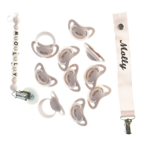 10 Sutter (ubrugte) og suttesnor med navn fra Nuk (str. Baby)