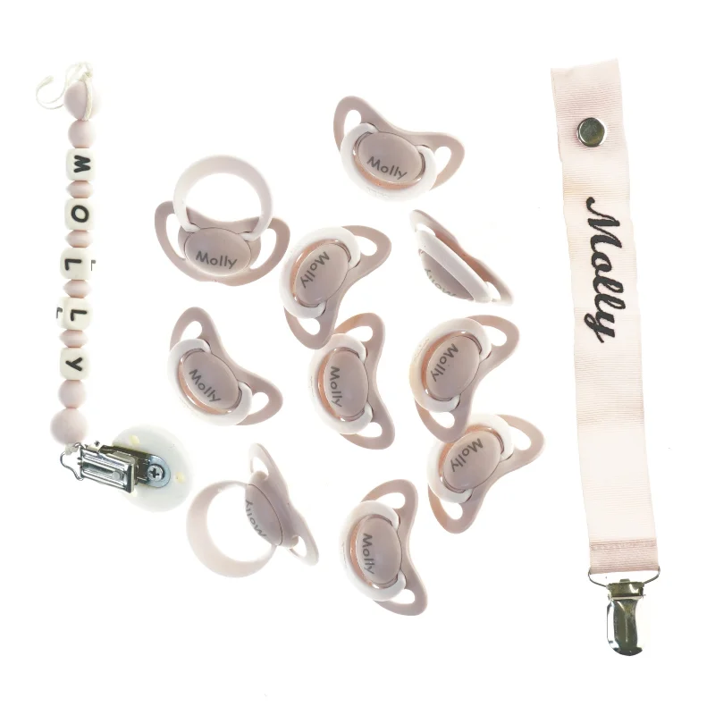 10 Sutter (ubrugte) og suttesnor med navn fra Nuk (str. Baby)