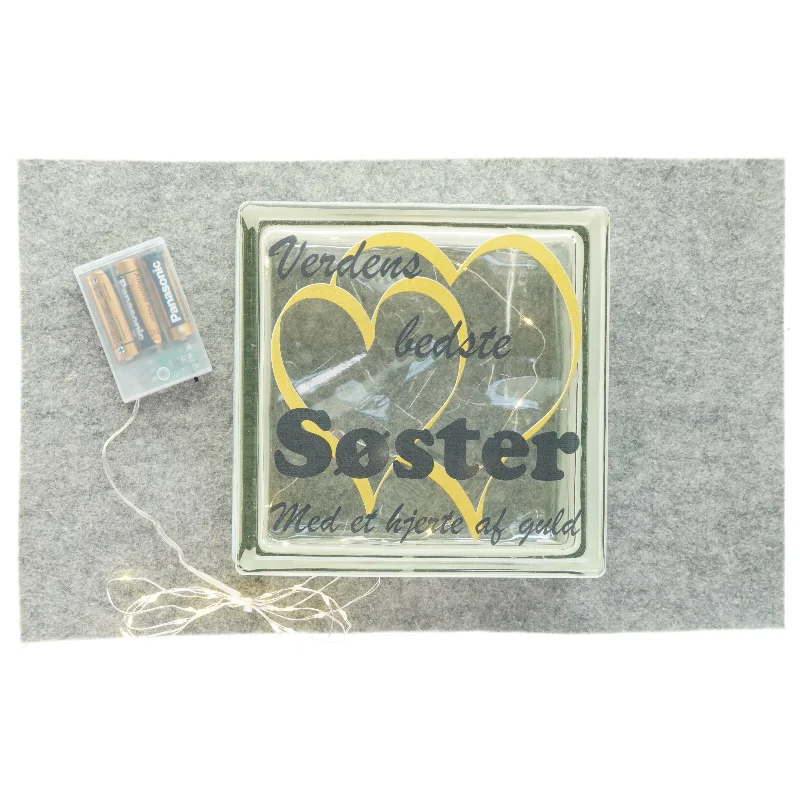 Lampe med teksten "Verdens bedste søster" (str. 20 x 20 X 9)