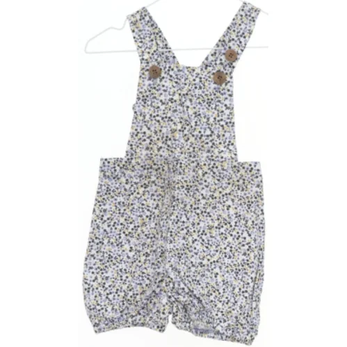 Buksedragt med blomsterprint fra Krutter (str. 92)