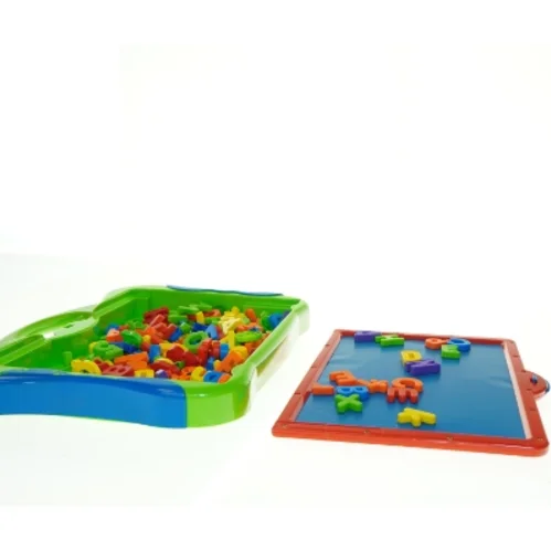 Magnetisk tegnetavle med bogstaver fra Play 2 Learn (str. 40 x 30 cm)