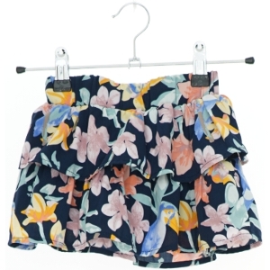 Blomstret nederdel til børn fra Basic needs (str. 86)