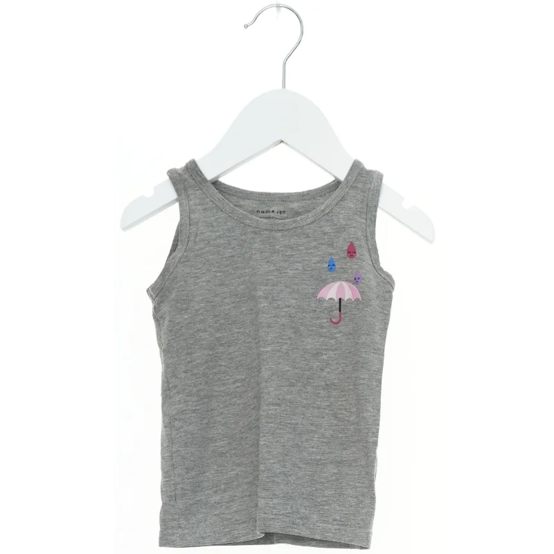 Grå tanktop med paraplymotiv fra Name It (str. 92)