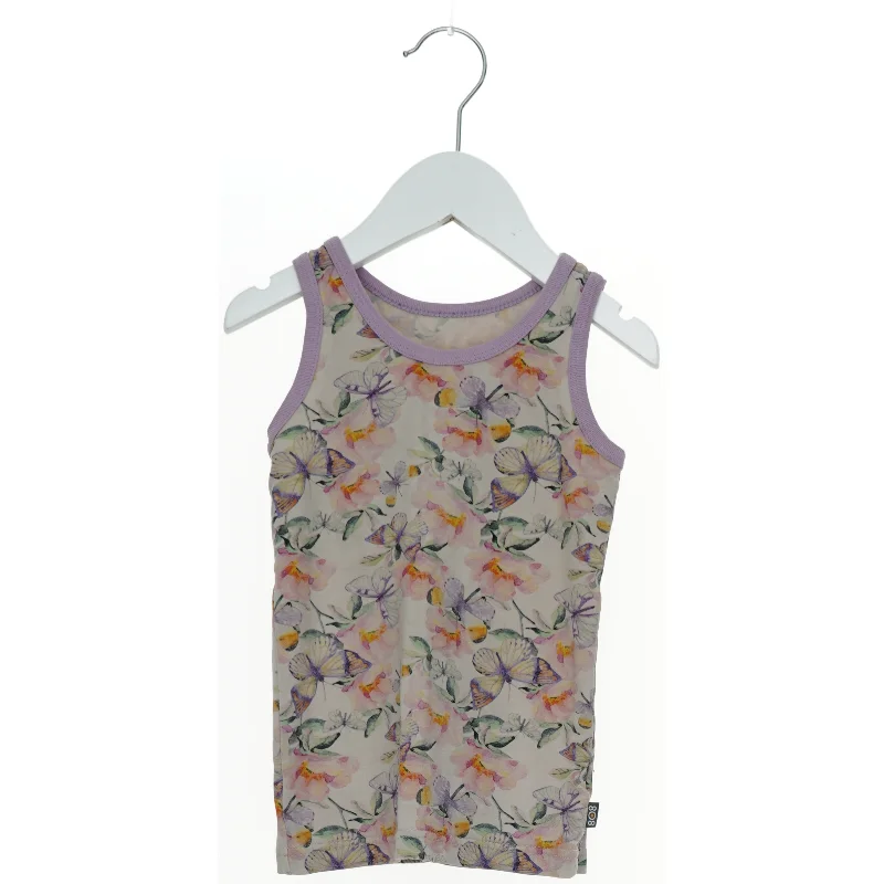 Ærmeløs bluse med sommerfugleprint fra 8O8 (str. 92)