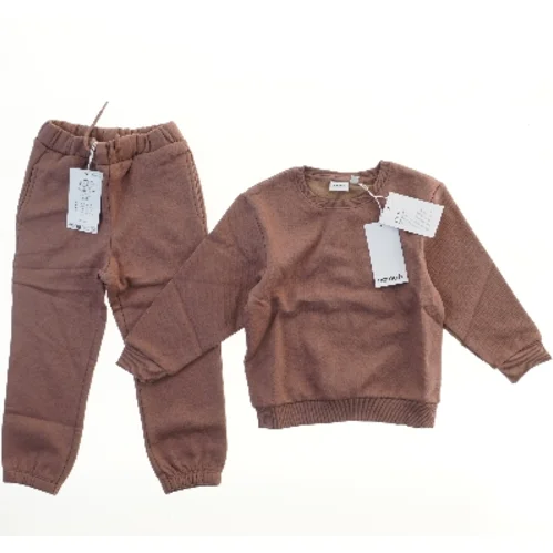 Brunt sæt med sweatshirt og bukser fra Name It (str. 104)