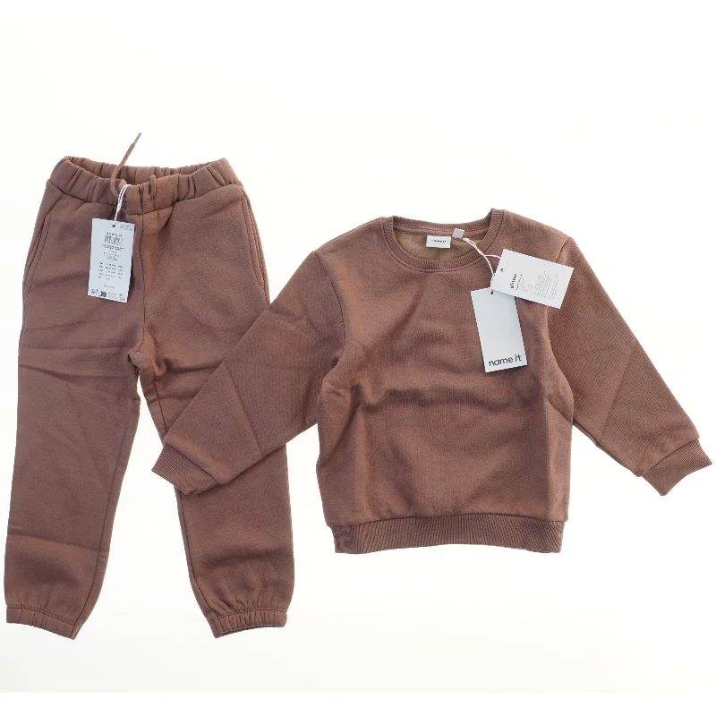 Helt nyt. Brunt sæt med sweatshirt og bukser fra Name It (str. 104)