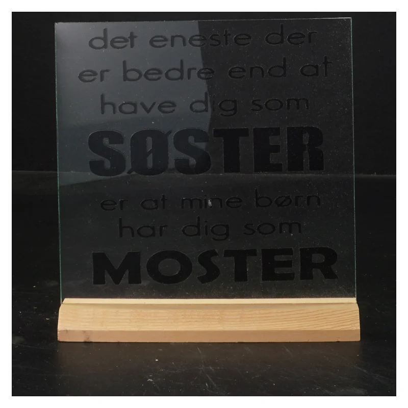 Glasskilt med tekst (str. 16,5x15,5 cm)