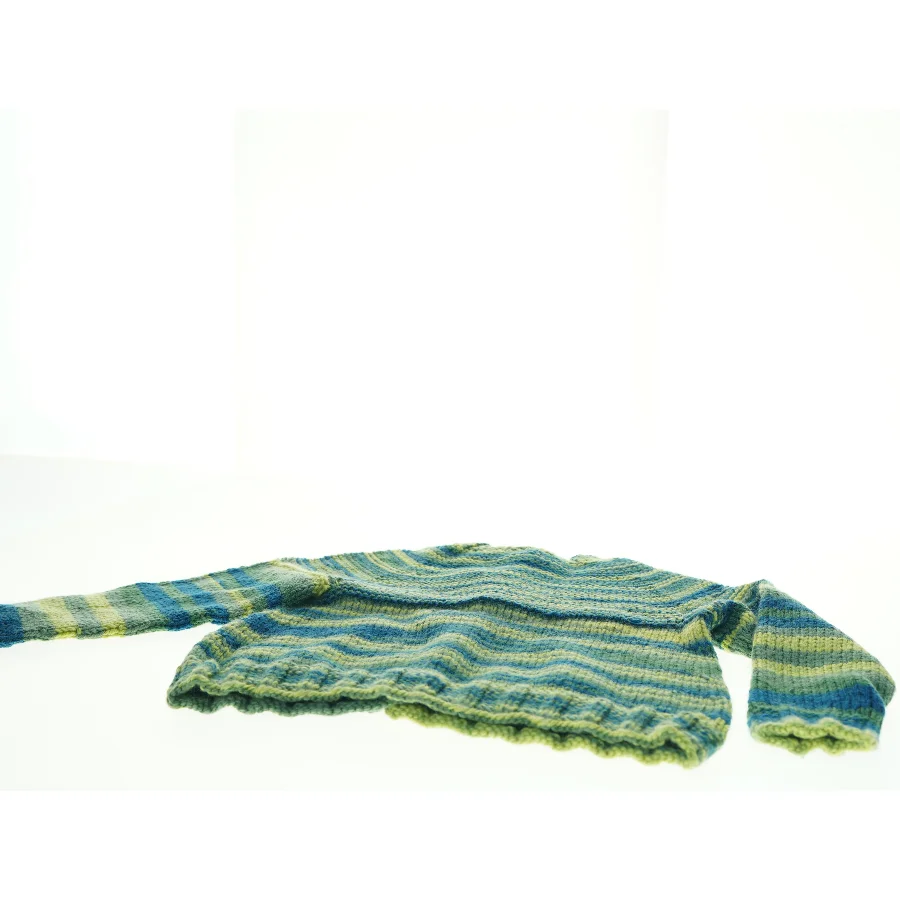 Strikket børnetrøje (str. 36 x 32 cm ærme 27 og en halv cm)