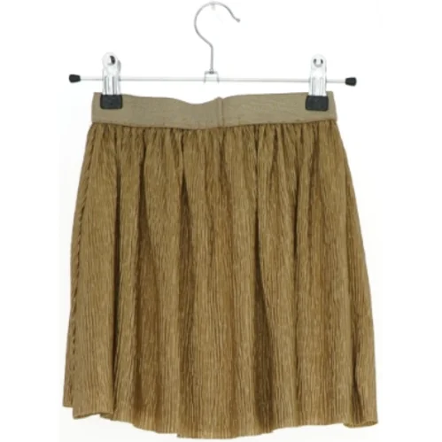 Plisseret nederdel i guld fra We (str. 122)