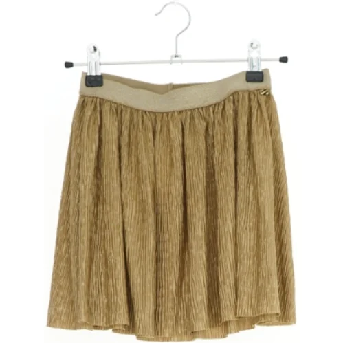 Plisseret nederdel i guld fra We (str. 122)