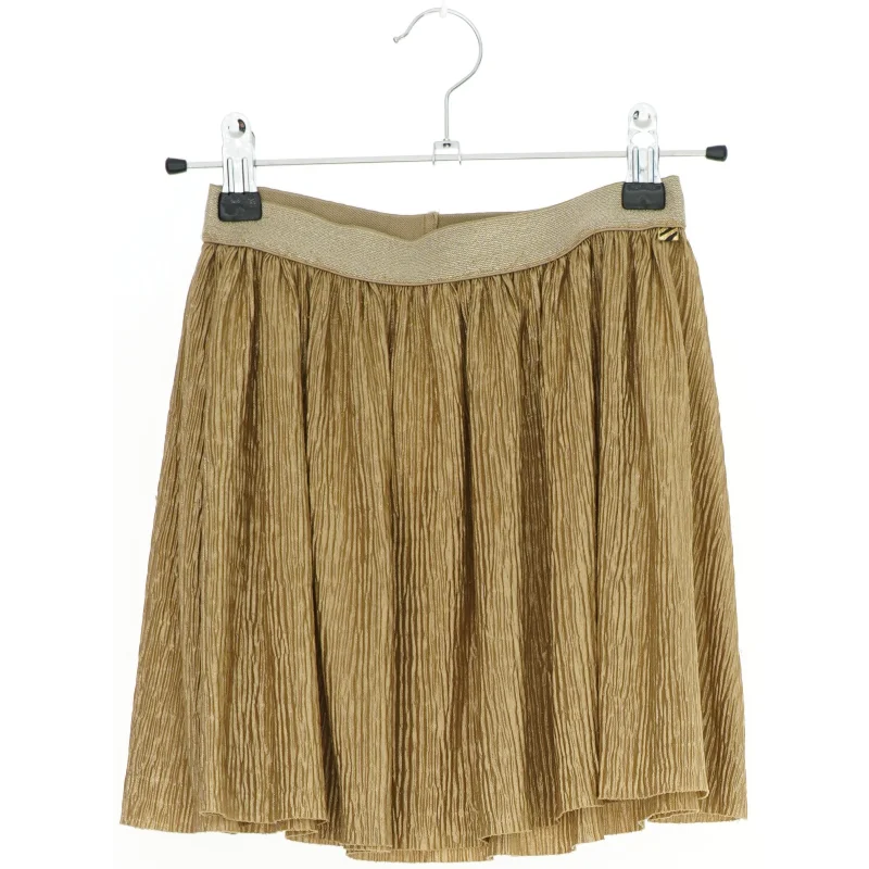 Plisseret nederdel i guld fra We (str. 122)