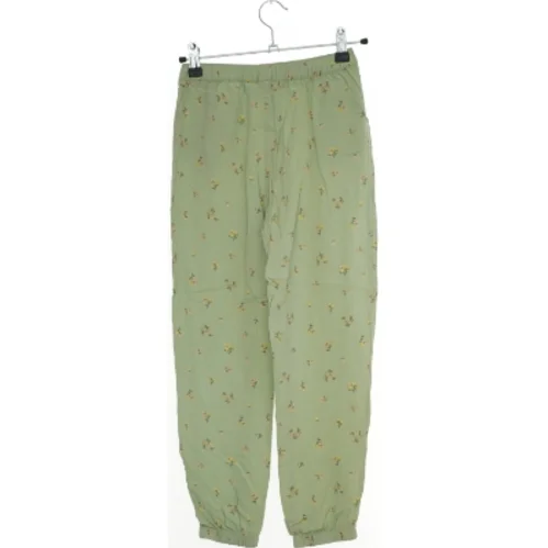 Bukser med blomsterprint fra H&M (str. 140)