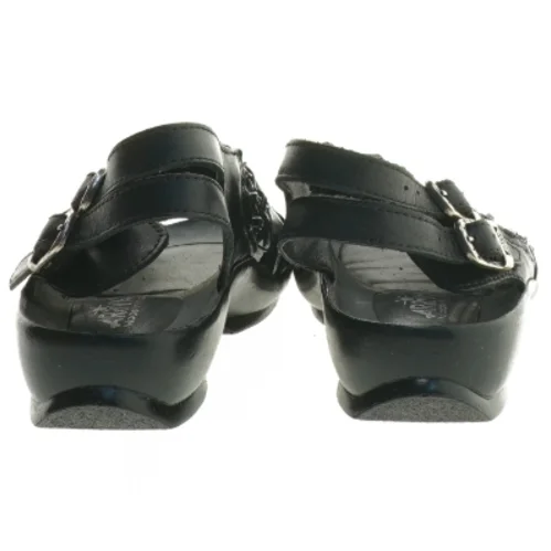 Sorte sandaler med flettet design fra Ariva (str. 35 )