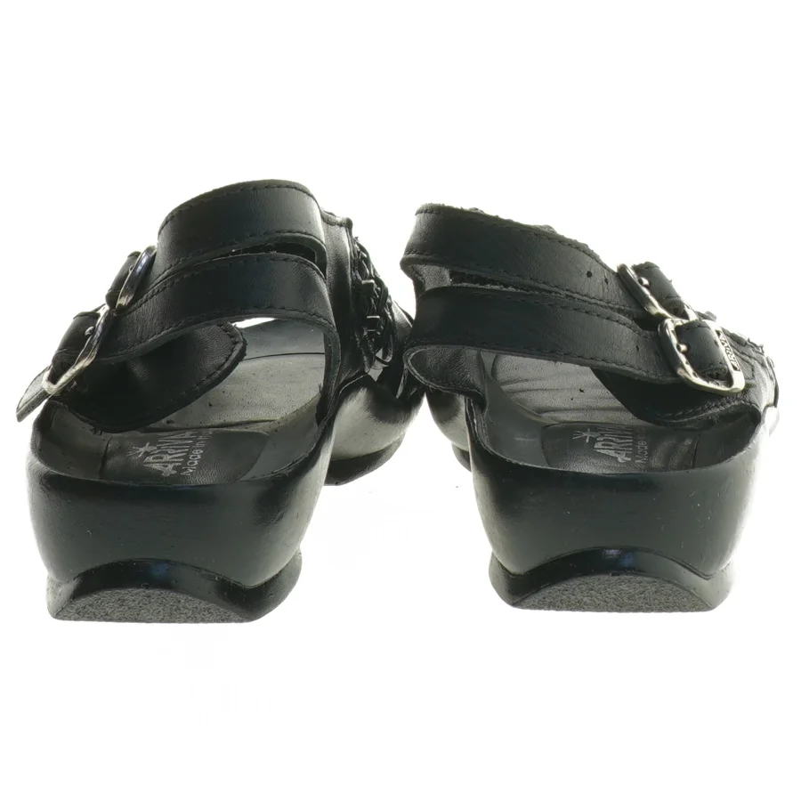Sorte sandaler med flettet design fra Ariva (str. 35 )