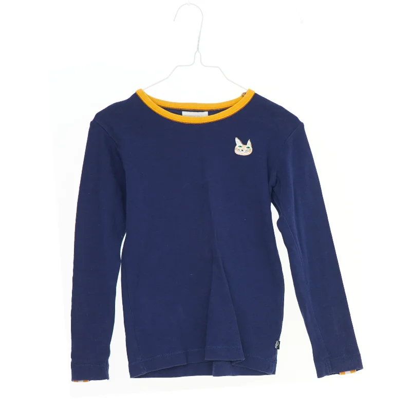 Langærmet bluse med kattebroderi fra Phister & Philina (str. 122)